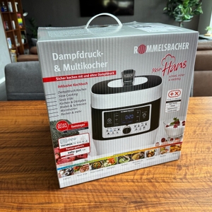 Der Karton des Rommelsbacher MD 1000 steht auf einem Tisch