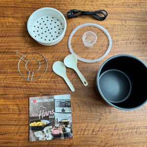 Das Zubehör des Rommelsbacher MD 1000 liegt auf einem Tisch