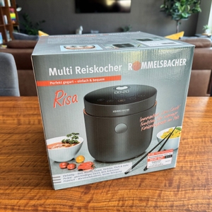 Der Karton des Rommelsbacher MRK 500-6 steht auf einem Tisch