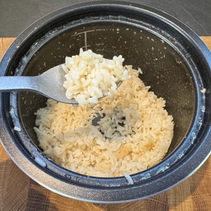 Auf einem Löffel liegt Reis aus dem Rommelsbacher MRK 500-6