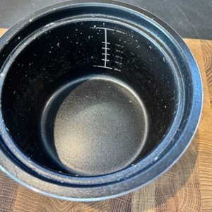 Der Behälter des Rommelsbacher MRK 500-6 ist nach der Benutzung stark verschmutzt