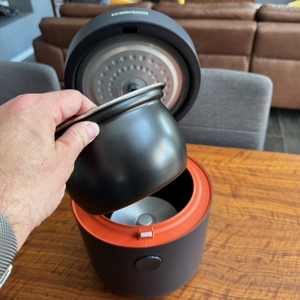 Eine Hand hält den Behälter des Rommelsbacher MRK 500-6 fest