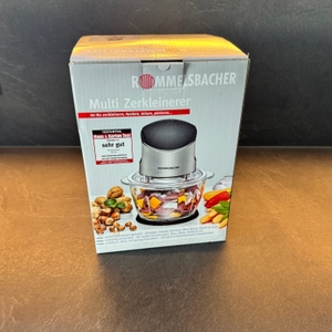 Der Karton des Rommelsbacher MZ 400 steht auf einer Küchenarbeitsplatte.