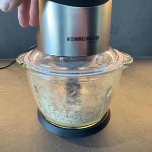 Der Rommelsbacher MZ 400 während dem Zerkleinern von Nüssen.