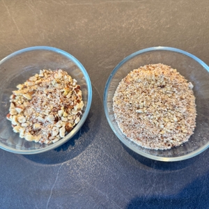 Zwei Glasschalen mit unterschiedlich stark zerkleinerten Nüssen.