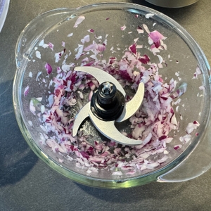 Zwiebeln im Behälter des Rommelsbacher MZ 400.