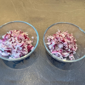 Zwei Glasschalen mit Zwiebeln.