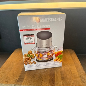 Der Karton des Rommelsbacher MZ 400 steht auf einer Holzplatte.