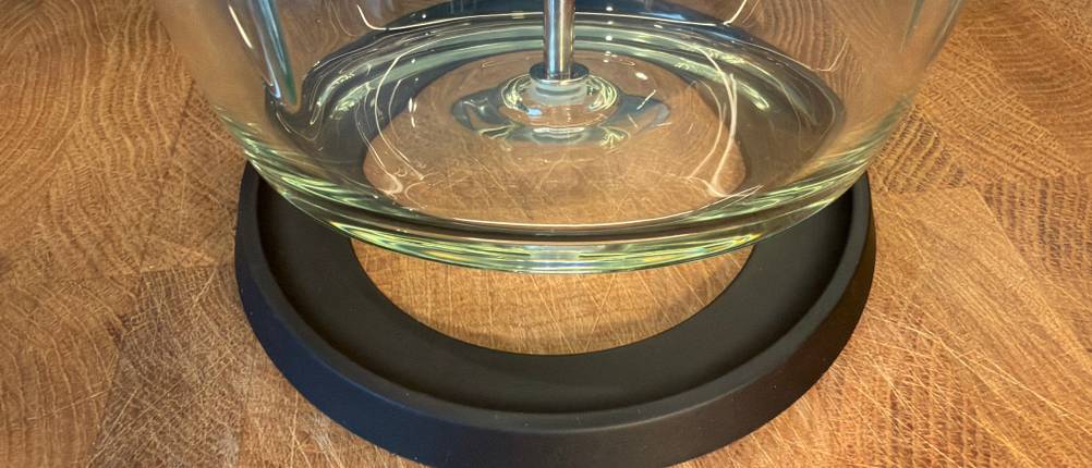 Auf dem Boden vom Behälter des Rommelsbacher MZ 400 befindet sich eine Halterung für das Messer.