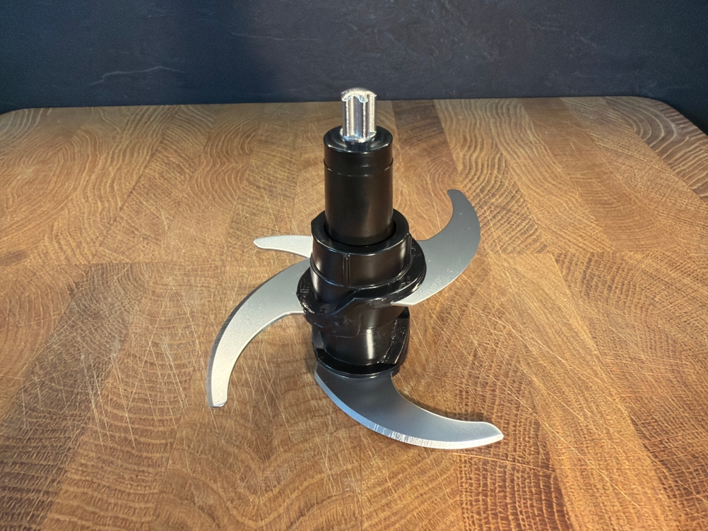 Das Messer des Rommelsbacher MZ 400 liegt auf einer Holzplatte.