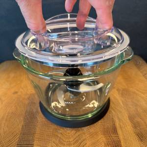 Eine Hand setzt den Deckel auf den Rommelsbacher MZ 400.