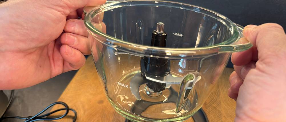 Eine Hand hält den Behälter des Rommelsbacher MZ 400 fest.