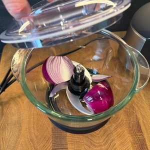 Eine halbierte Zwiebel liegt im Rommelsbacher MZ 400.