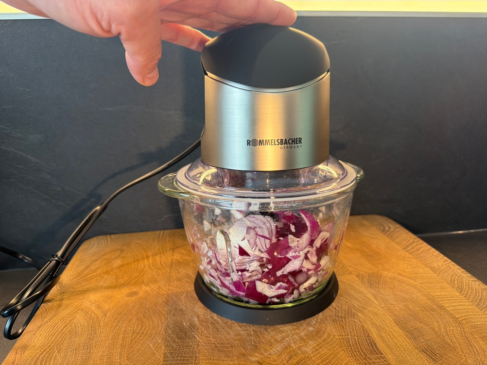 Eine Hand hält den Rommelsbacher MZ 400 während der Benutzung fest.