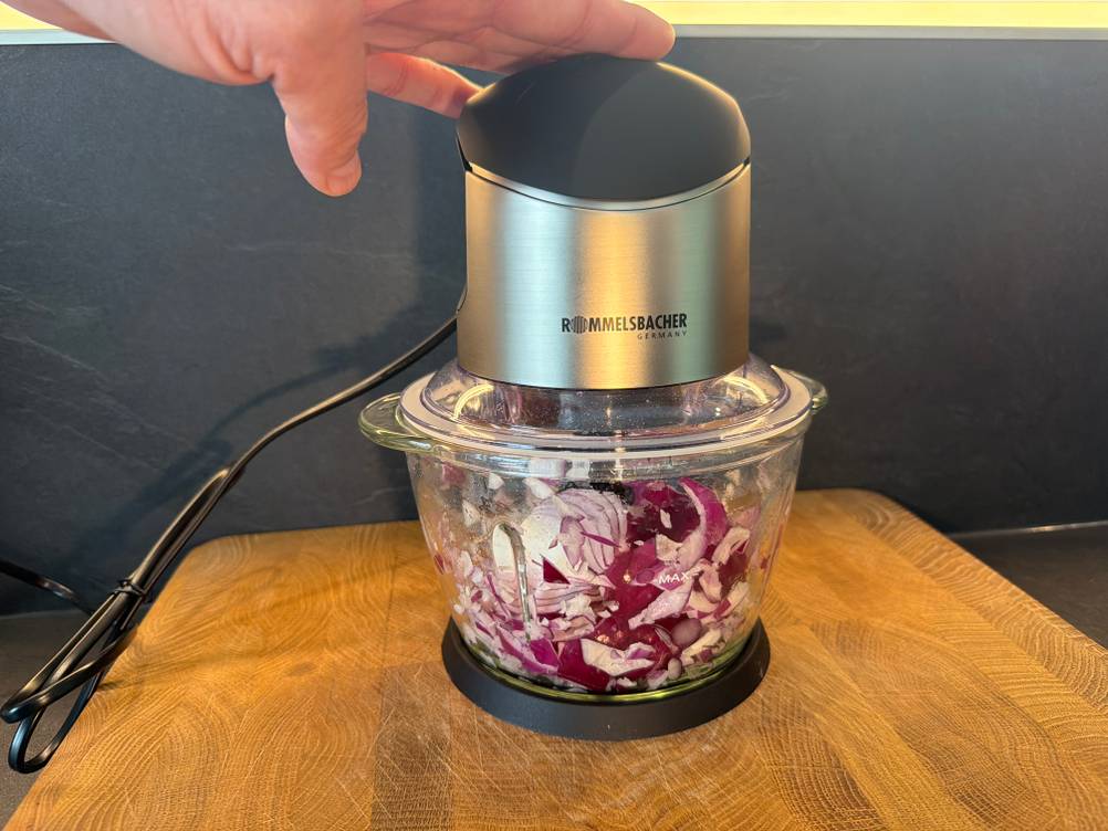 Eine Hand hält den Rommelsbacher MZ 400 während der Benutzung fest.