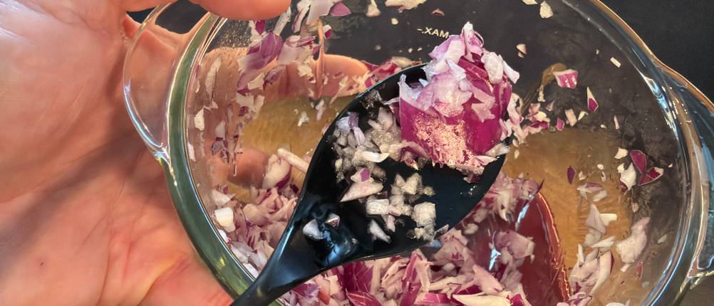 Auf einem Löffel liegt ein großes Zwiebelstück aus dem Rommelsbacher MZ 400.