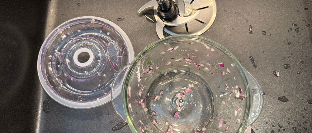 Der verschmutzte Behälter des Rommelsbacher MZ 400 liegt in einem Spülbecken.