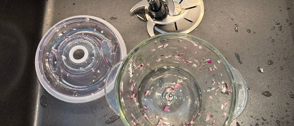 Der verschmutzte Behälter des Rommelsbacher MZ 400 liegt in einem Spülbecken.