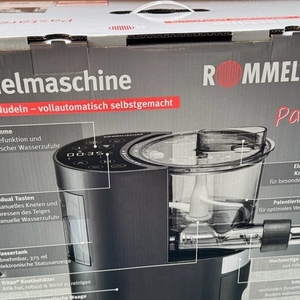 Der Karton der Rommelsbacher PM 220 steht auf einer Arbeitsplatte