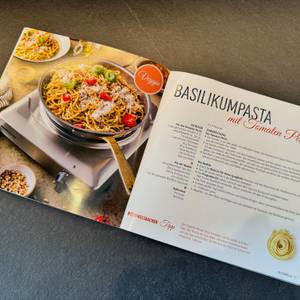 Ein Rezept für Basilikumpasta mit Tomaten-Pesto im Rezeptbuch der Rommelsbacher PM 220