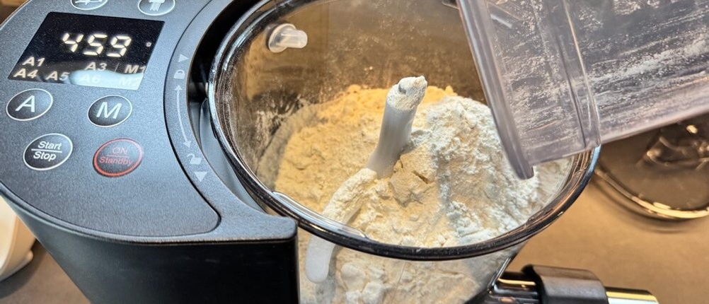 Mehl wird in den Behälter der Rommelsbacher PM 220 gefüllt