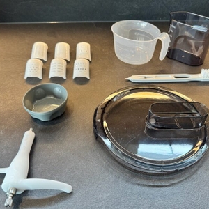 Das Zubehör der Rommelsbacher PM 220 liegt auf einer Arbeitsplatte