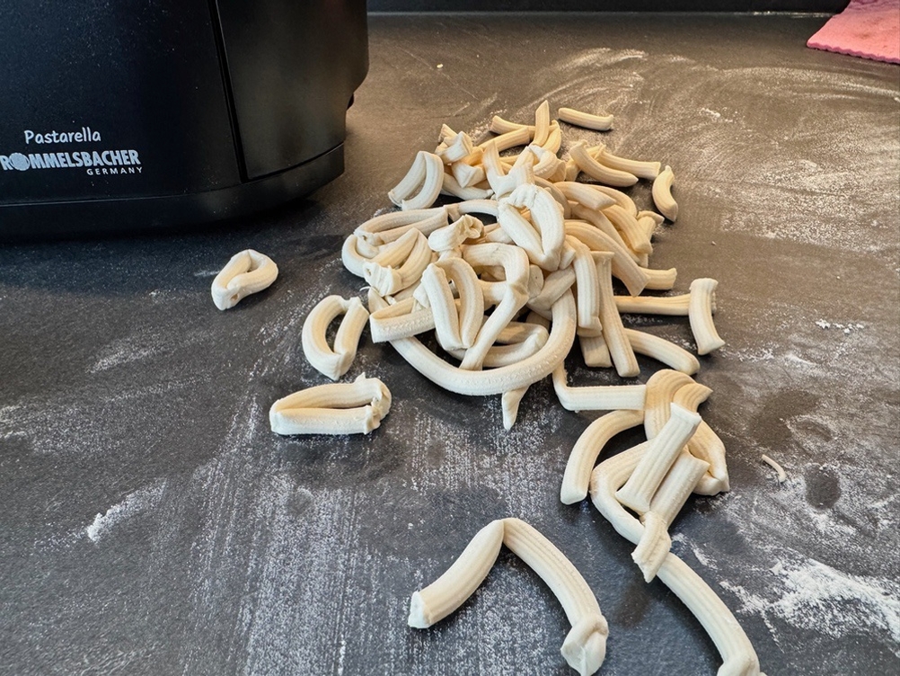 Auf einer Arbeitsplatte liegen Nudeln aus der Rommelsbacher PM 220