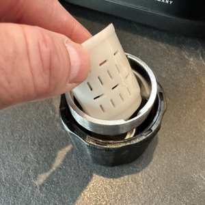 Ein Einsatz wird in den Aufsatz der Rommelsbacher PM 220 gelegt