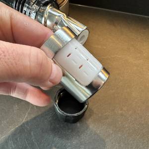 Der Aufsatz der Rommelsbacher PM 220 wird von einer Hand gehalten