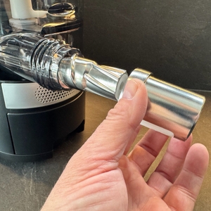 Eine Hand entfernt den Aufsatz der Rommelsbacher PM 220