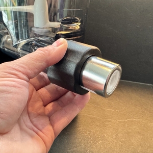 Eine Hand hält den Aufsatz der Rommelsbacher PM 220 fest