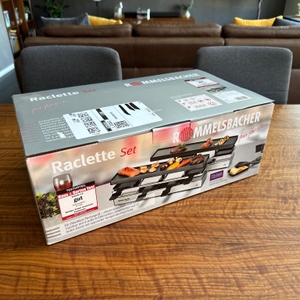 Der Karton des Rommelsbacher RC 1600 steht auf einem Tisch.