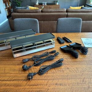 Der gesamte Lieferumfang des Rommelsbacher RC 1600 liegt auf einem Tisch.