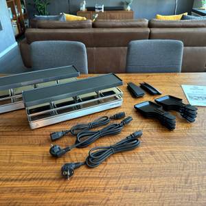 Der gesamte Lieferumfang des Rommelsbacher RC 1600 liegt auf einem Tisch.