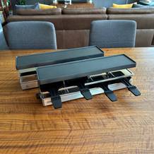 Das Rommelsbacher RC 1600 steht mit vier Pfannen auf einem Tisch.