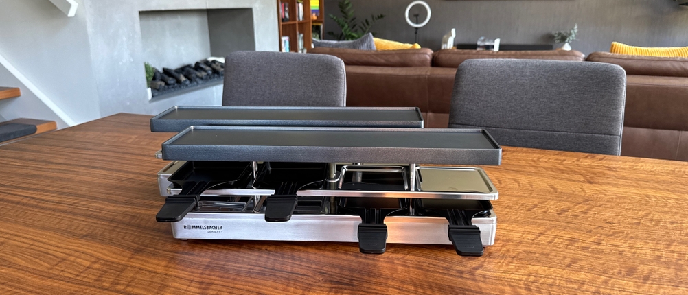 Vorderansicht des Rommelsbacher RC 1600 mit vier Pfannen auf einem Tisch.