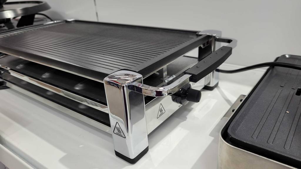 Detailansicht eines getesteten Raclette-Ofens von schräg vorne.