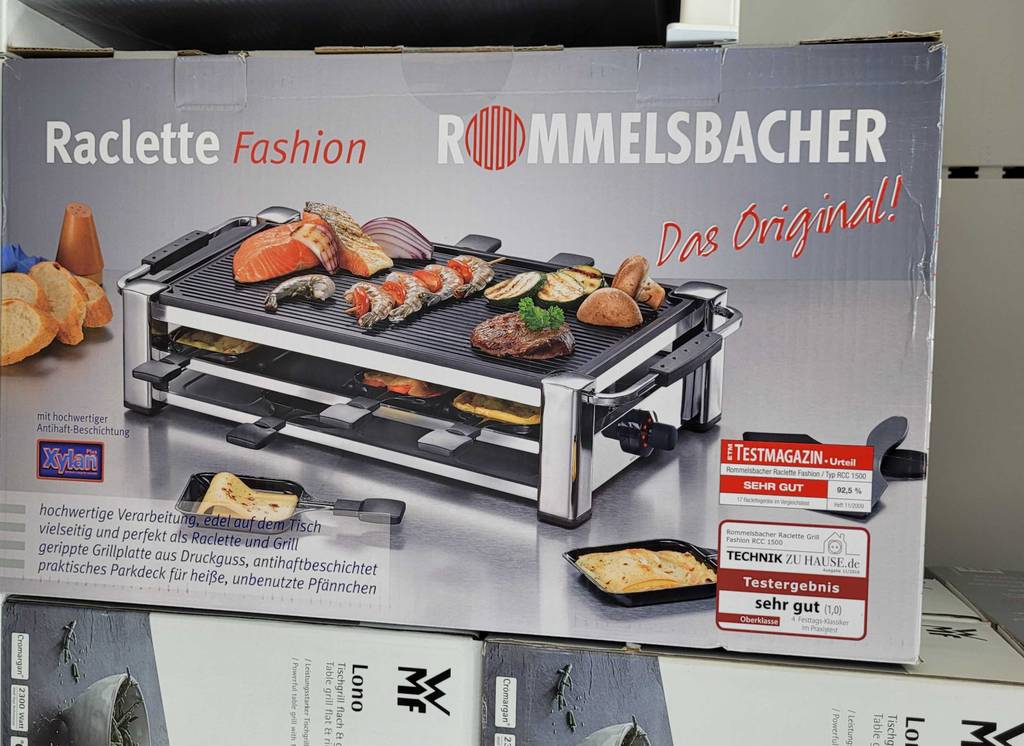 Frontansicht der Originalverpackung eines getesteten Raclette-Ofens.