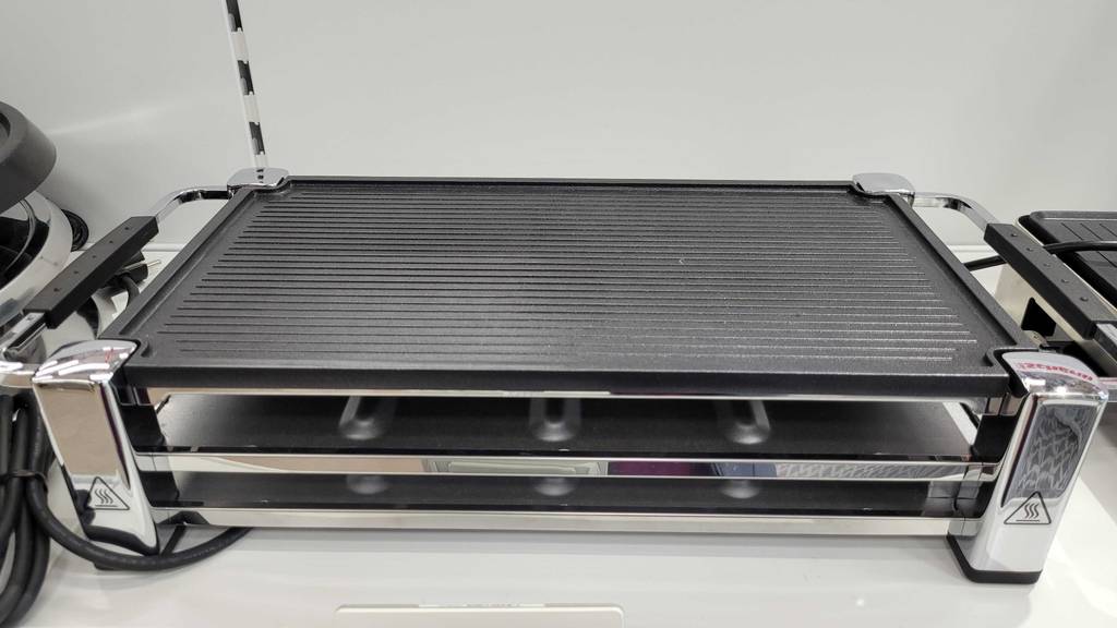 Im Test: Frontansicht eines Raclette-Ofens.