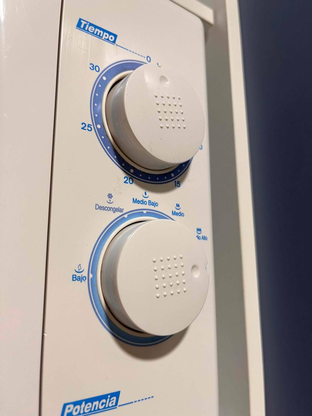 Weiße Mikrowelle ohne Grill im Test: Detailansicht von Temperatur- und Zeit-Drehregler.