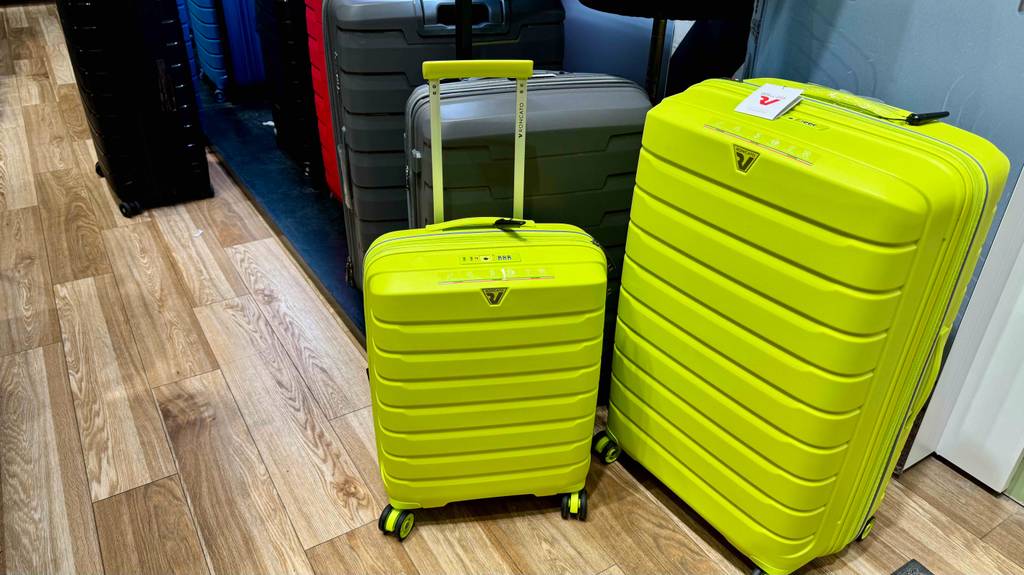Im Test: Ein Roncato-Koffer steht neben einem Trolley.