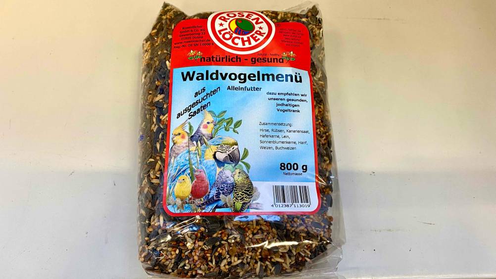 Detailansicht der Vorderseite mit der Zusammensetzung einer Packung Vogelfutter Waldvögelmenü von Rosen Löcher.