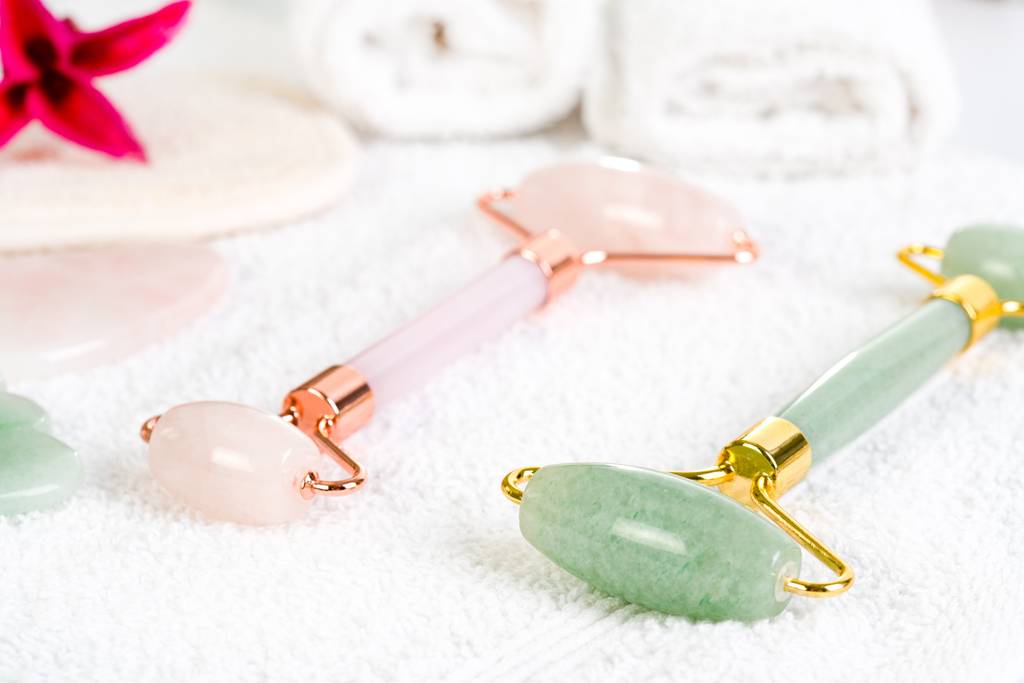 Rosenquarz-Roller-Test: Ein Rosenquarz-Roller und ein Jade-Roller liegen auf einem Handtuch. 