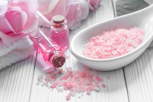 rosenwasser in pflege-produkten