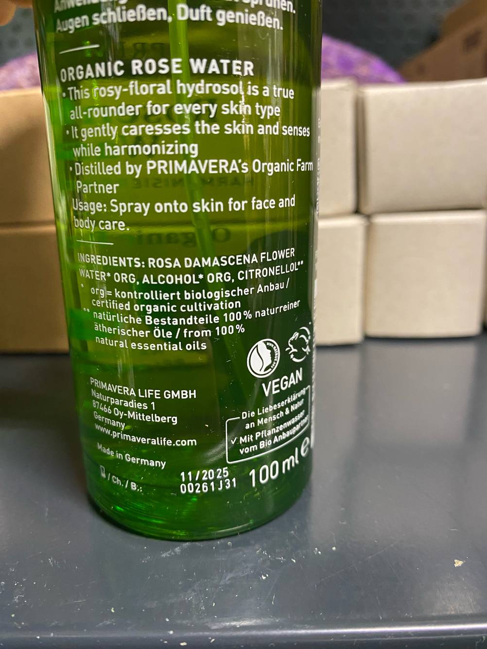 Nahaufnahme der Rückseite einer Flasche des getesteten Rosenwassers.