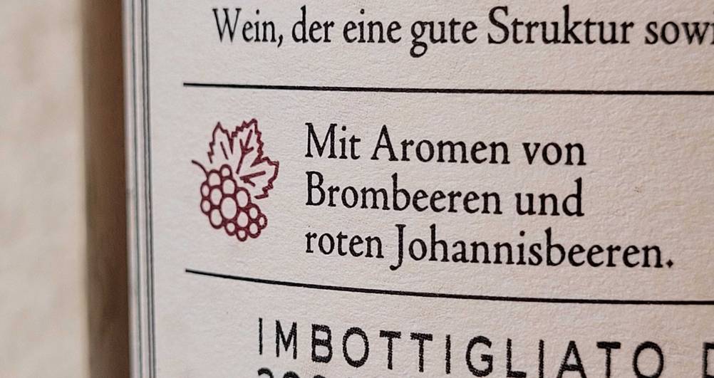 Roséwein getestet: Detailaufnahme des Aufdrucks zu Aromen auf einer Flasche Roséwein.