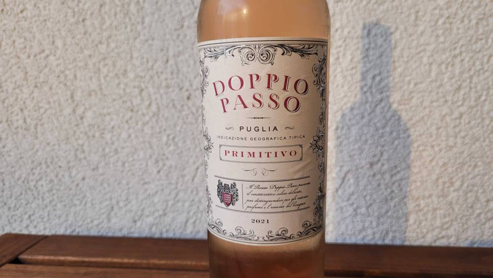 Nahaufnahme des Labels eines Roséweins im Test vor einer hellen Wand.