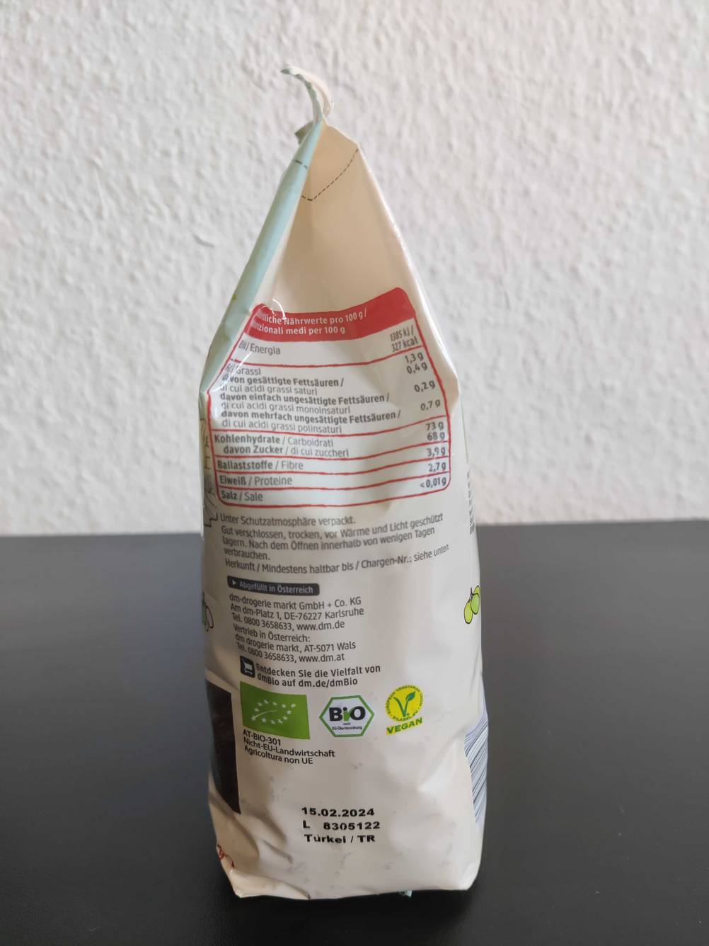Seitenansicht einer Packung der getesteten Rosinen auf einer dunklen Fläche.