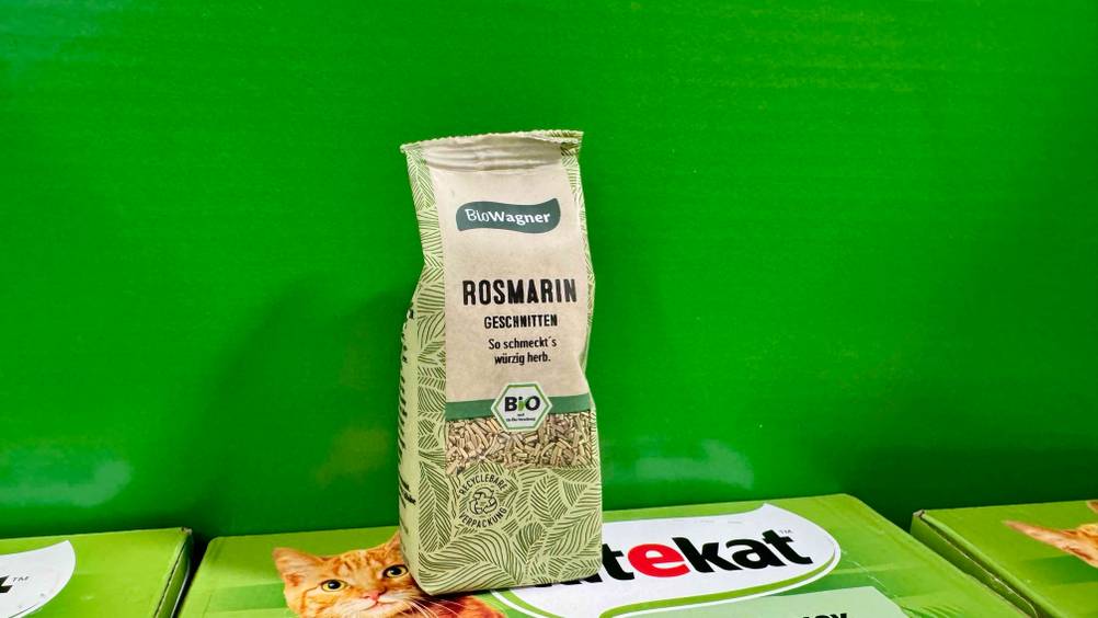 Vor einer grünen Wand steht eine Packung des Rosmarins im Test.