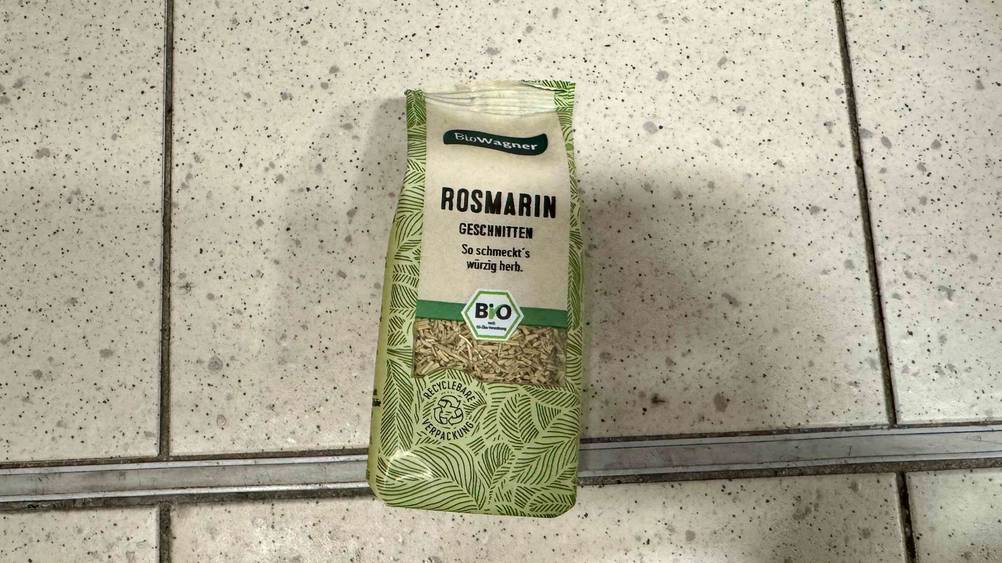Rosmarin im Test: Eine Packung liegt auf einem Fließenboden.